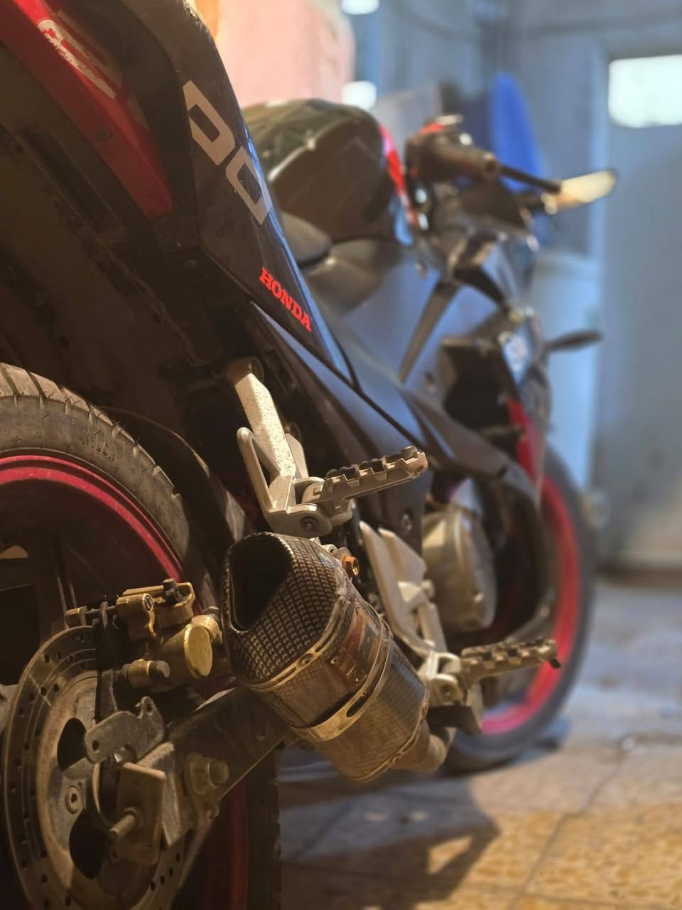 السلام عليكم دايوان r200كفاله عامه موديل ٢٥ للبيع او مراوس مكاني حي الجهاد  السعر مليون و٨٠٠ وبيهه مجال ***********
