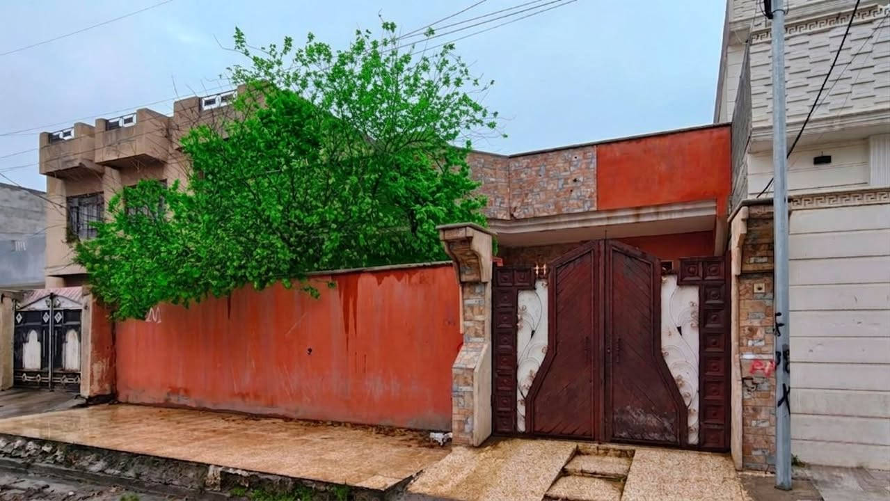 🏠 *بيت للبيع في حي سومر - موقع مميز ✨*
 منزل نظيف جداً وجاهز في منطقة مخدومة.
العنوان: حي سومر، بالقرب من سايدين قباء. 📍
المساحة: 200 متر مربع. 📐
الواجهة: 10 متر. 📏
طابق واحد، نظيف جداً. ✨
نوع العقار: طابو زهور (سند حديث). 📄
🧱 تفاصيل البيت الداخلية:
غرف النوم: عدد 2 🛌
صالة استقبال واسعة 🛋️
صالة داخلية مريحة 📺
مطبخ متكامل 🍳
حمام + مخزن 🚿📦
حديقة منزلية + كراج للسيارة 🌳🚘
الشارع: تبليط 🛣️
📢 ملاحظة إضافية:
*البيت مؤجر حالياً (فرصة استثمارية أو للسكن لاحقاً). 🔑*
📞 للاستفسار والتواصل:
يرجى الاتصال أو المراسلة عبر الرقم التالي:
👉 *********** 📱
