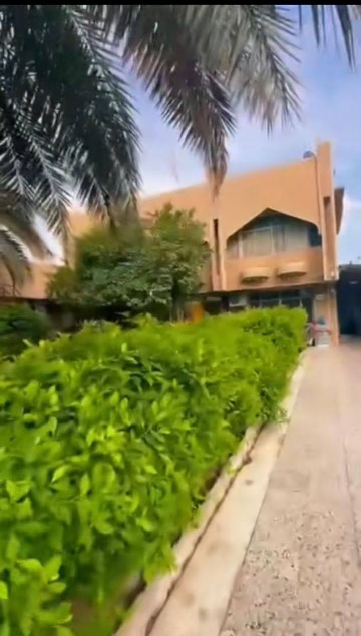 🏠 بيت للايجار  مع مشتمل بالبكرلي – قبل مستشفى الظامن

📍 المساحة: 650 متر
🌳 حديقة: 250 متر

🛏 البيت يحتوي على: 4 غرف + صالتين + صالة طعام + مطبخ (حار وبارد)

🛋 المشتمل: غرفة + هول + مطبخ + حمام تواليت (طابق ثاني)
💰 سعر الإيجار: مليون وبيه مجال

✅ مناسب: روضة، حضانة، أو شركة

📞 للاستفسار: *********** 

📢لعرض عقارك لدينا تواصل خاص 

#بابل #بكرلي #ايجار_بيوت #بيوت_للإيجار #عقارات_بابل #روضه #حضانة #شركات #عقارات_العراق #حديقة #ايجار
