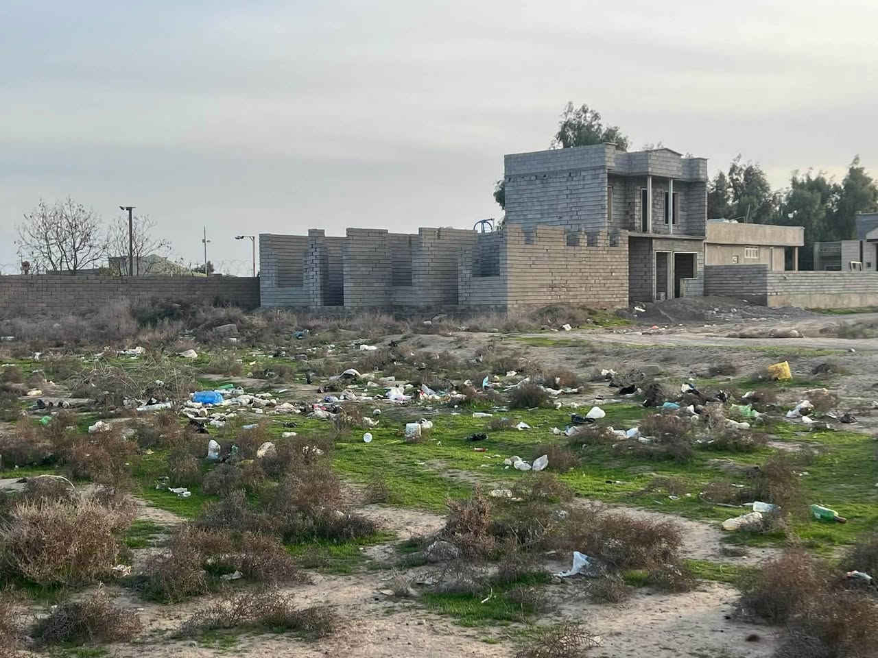 السلام عليكم بيت هيكل للبيع بالخصم قريب على مدينه حمد النامس البيت مساحت البناء ١٦٠متر 
مكون من غرفتين نوم وربعه وصاله ومطبخ وحمام مساحه الارض375متر  كهرباء ماء واصلو بس تبليط بعدو ما واصلو 
لارض زراعيه 
سعر ٢٥مليون 
لتفاصيل اتصل ***********
