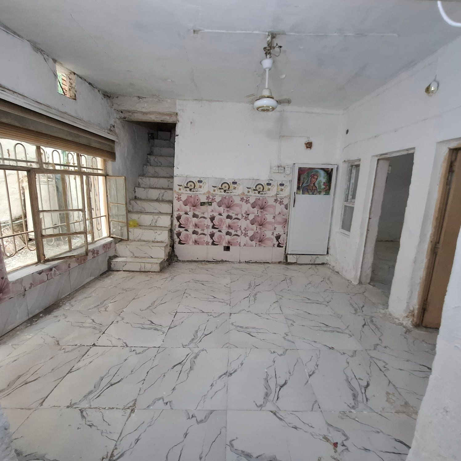 السلام عليكم...بيت طابقين للبيع  قرب الصيدلية النموذجية ومقابل الاعدادية المركزية للبنين ، مساحة الدار ٩٦م ، دولان ، سعر البيت ٧٥
