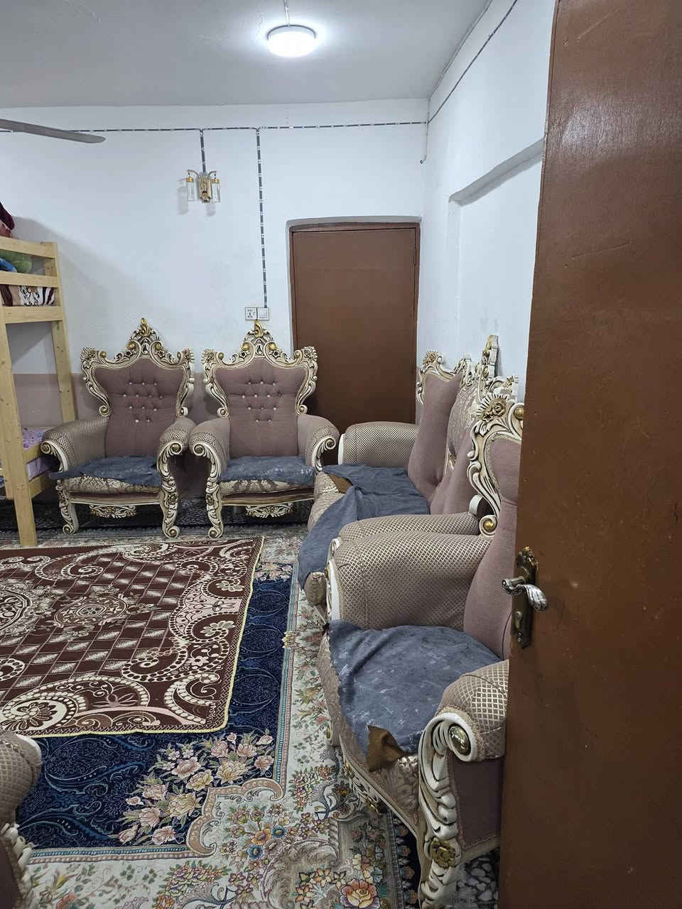 سلام عليكم
بيت للبيع ١٢٢ متر طابق واحد على ساحه مع حديقه حي الشهداء مكتب الرشيد خلف شارع الصياغ 

السعر ١٣٧ مع المجال 

*********** ابو سجاد
