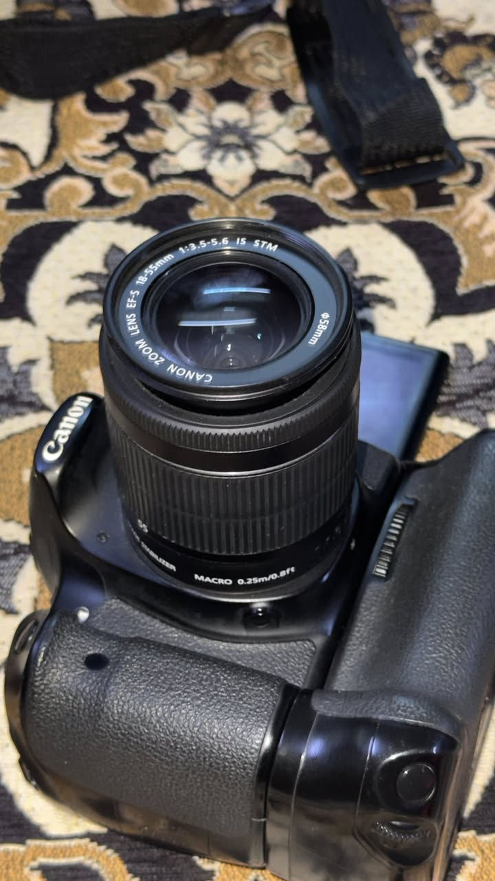 كامره كانون d60عدسه 18-55 تجي دبل بطاريه كامره نسبة نضافه ٩٥ بالميه شاشه قلبه نضافه مبينه بال صوره رقم تواصل ***********
