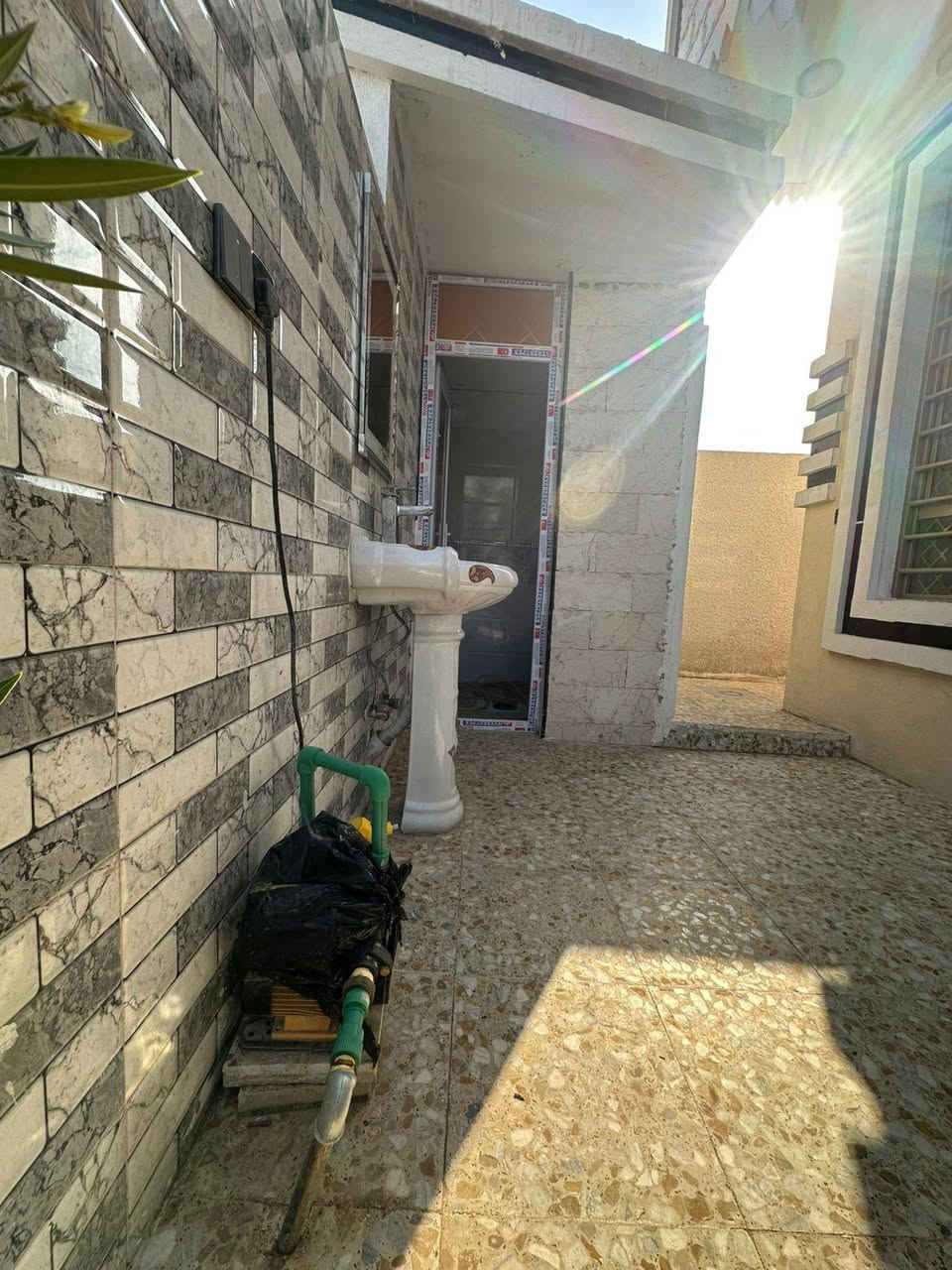 السلام عليكم بيت للبيع مساحة 200متر زراعي سند117
في بغداد( منطقة الاصلاح قرب جامع الرسول الاكرم)  تبعد 10دقائق عن الجزيرة بغداد السياحية يتكون البيت من غرفتين نوم وصالة استقبال ومطبخ مع صحيات داخلية وخارجية بناء حديث سعر 75  الشراي يتصل او واتساب ***********

