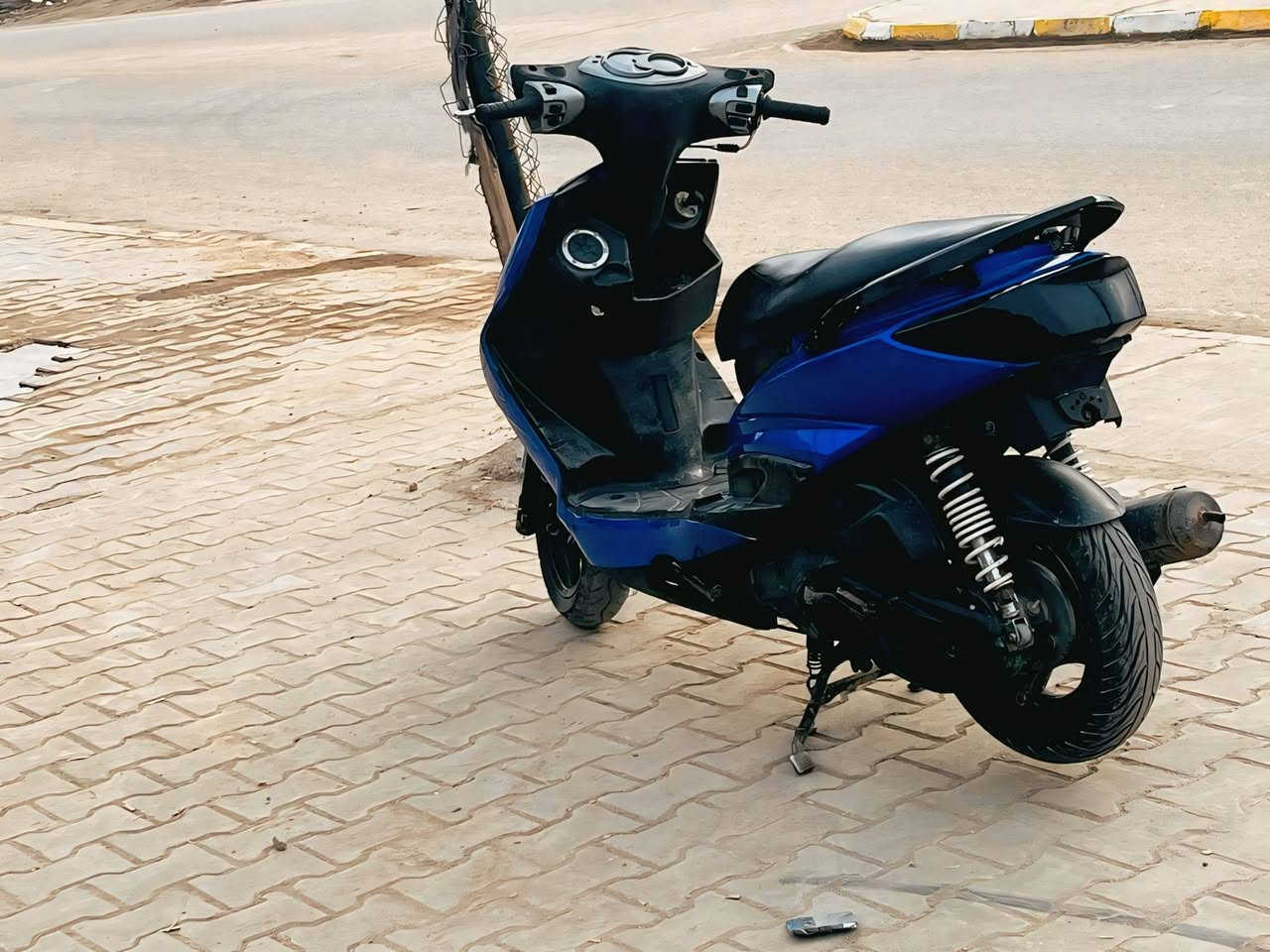 سكنز فحل السعر 550 وترهم مراوس بكير
محرك مكفول شلعه معدل مابيها اي نقص 
سلف هندر  كله شغال كهربائيات كلها شغاله 
بيها سستم وسماعت ديجي مال سياره 
مكاني المسيب 
***********
