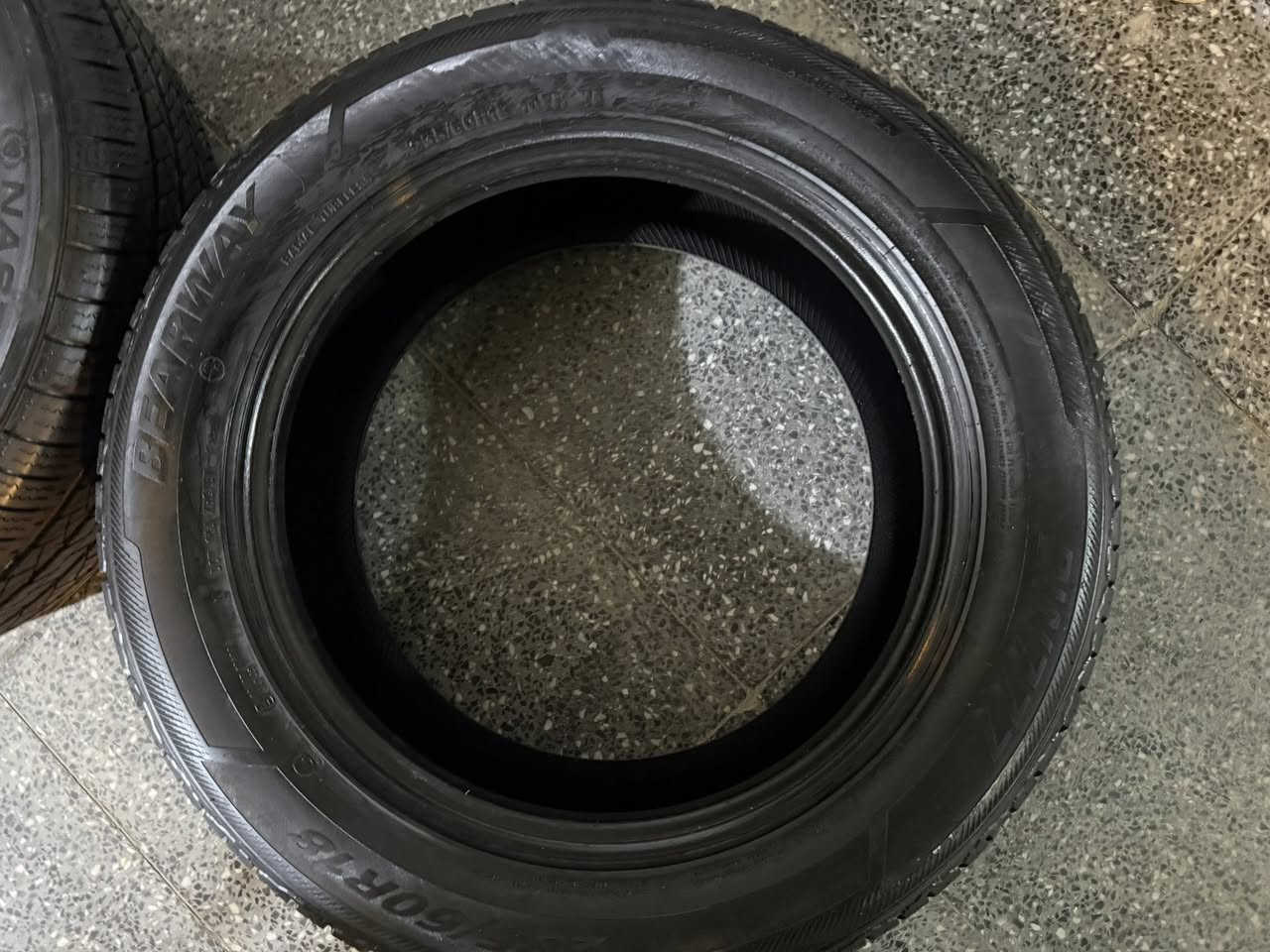 السلام عليكم
زوج تايرات جدد مامستخدمات للبيع
الحجم 235/60R18 
للاستفسار *********** 
المكان البصرة
