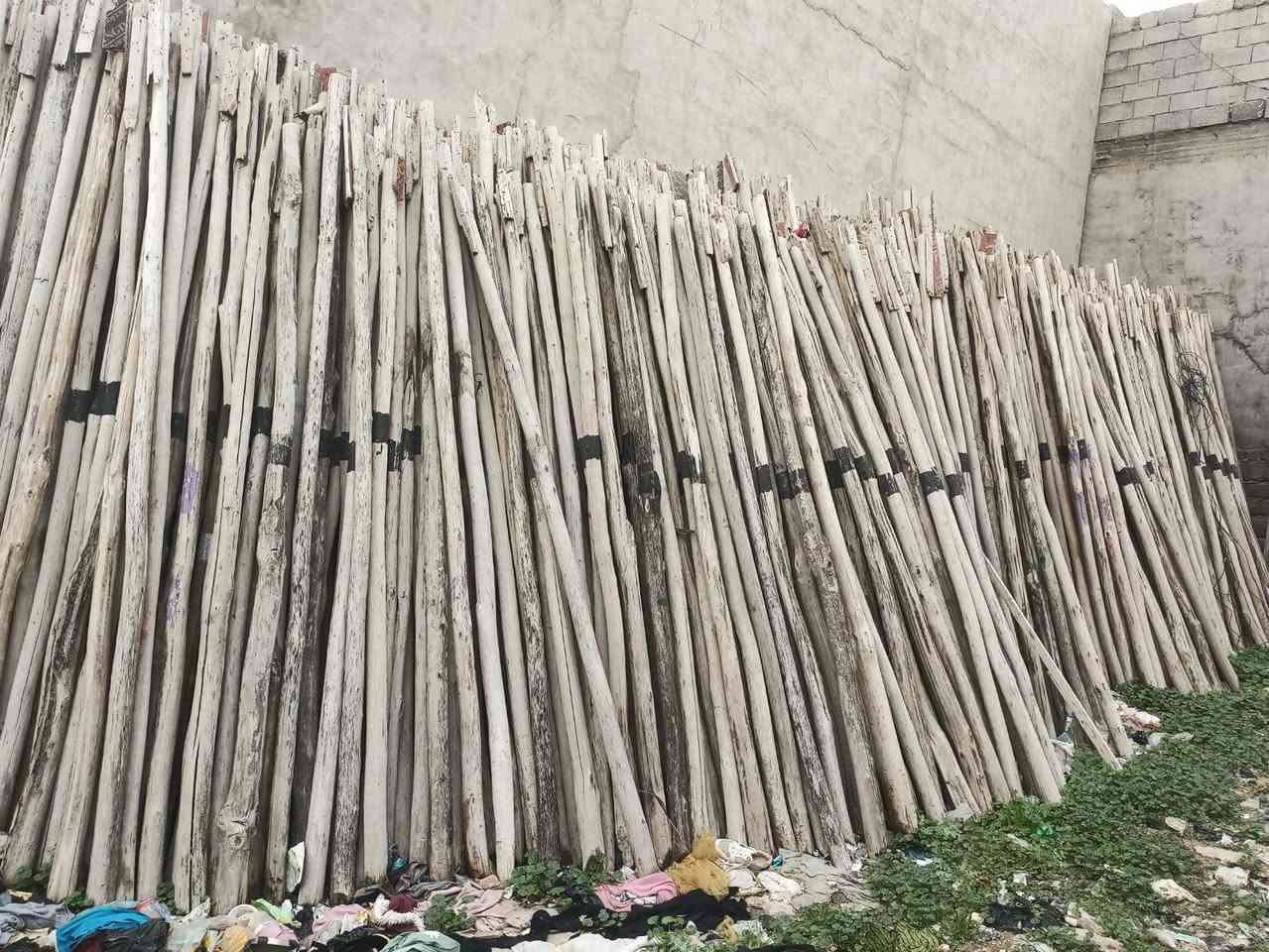 عندي هذا الخشب للبيع رقمي *********** ***********
