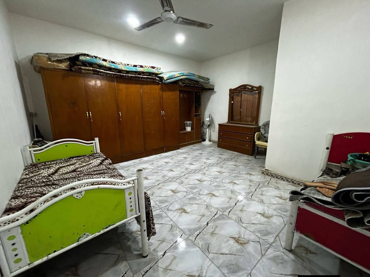 غرفة نوم متكونه
كنتور 
ميز تواليت 
جربايه مفصلة اله سرير خشب 
سعره 300 الف 
كاروك طفل هزاز سعره 75 
كنتور بابين تفضال جديد لوك 150 الف 
غرفه نوم ثانيه 
كنتور وميز تواليت
وجرابي عدد 2 حديد
سعرهن كلهن 200 الف 
***********
