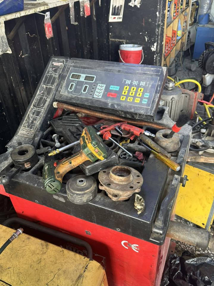 عندي غراض بنجر للبيع جكات وخالعه وكمبريسر وبلنص عدد 2

كمبريسر حجم 300 لتر دبل مأطور كهرباء دبل مجموعه تاروسه 3 بستم ماركه روشه جديد استعمال جداً قليل 

خالعه نضيفه شغاله اي عطل مابيها اصليه 

بلنص عدد ثنين نضيفات شغالات اي عطل مابيهن عل فحص 

جكات عندي عدد 2 شغالات استعمال قليل وعندي صوندات ونواعم 

غراض كلهن أصليات وعل فحص شرط الشغل ول نضافه 

مكانهن بغداد بلديات 

رقم : ***********
