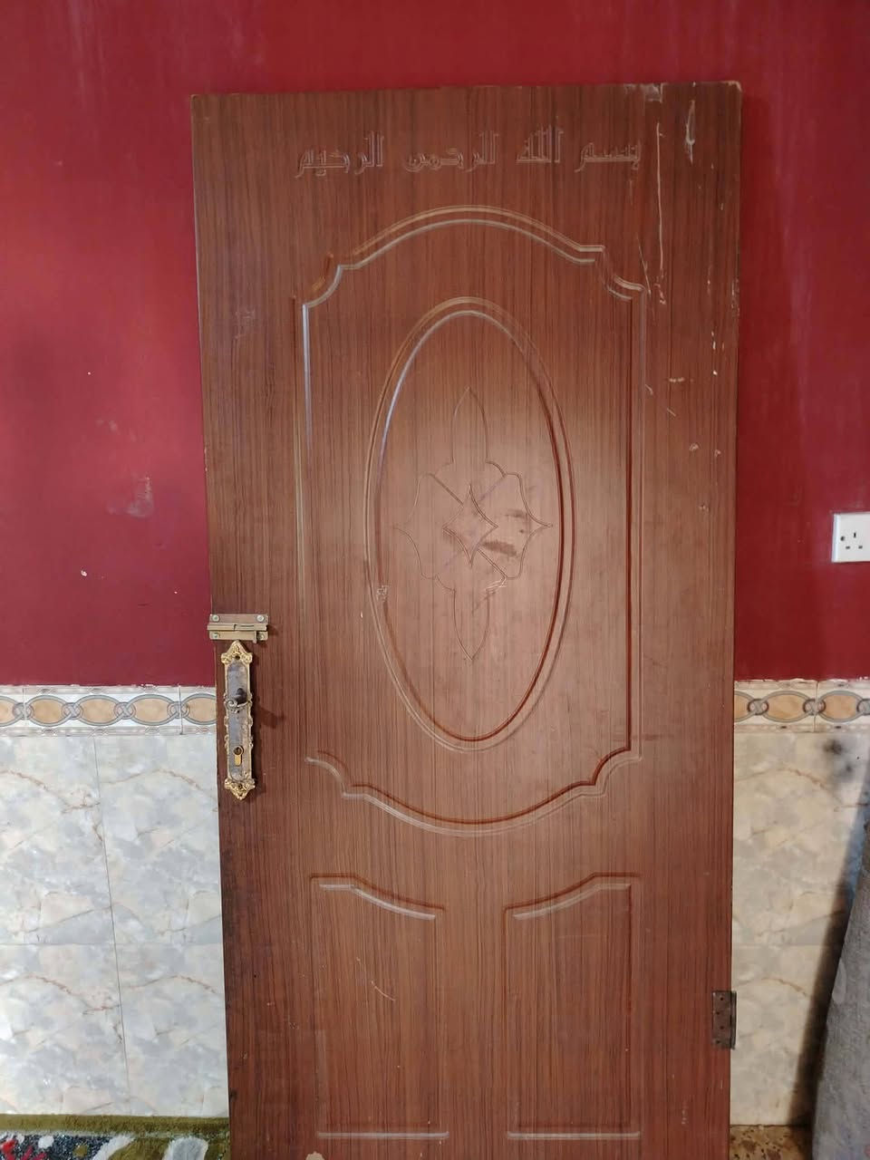 سلام عليكم ذني غراض للبيع باب خشب وكاروك وغساله،مكلف بل نشر هاذه،رقم راعيهن،*********** المكان بابل ابو غرق الوصط
