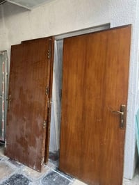 ابواب وشبابيك مستعمله نضيفه وقويه للبيع كل شيء وسعره مكاني شهداء السيد...