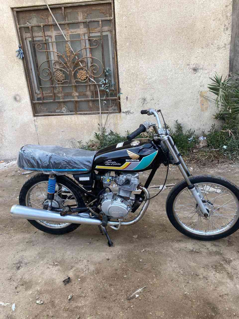 سلام عليكم دراجه ايراني للبيع نضيفه شلعه ومعدل فول اريدها 400 وبيها مجال مكاني بصره الجزائر رقم ***********
