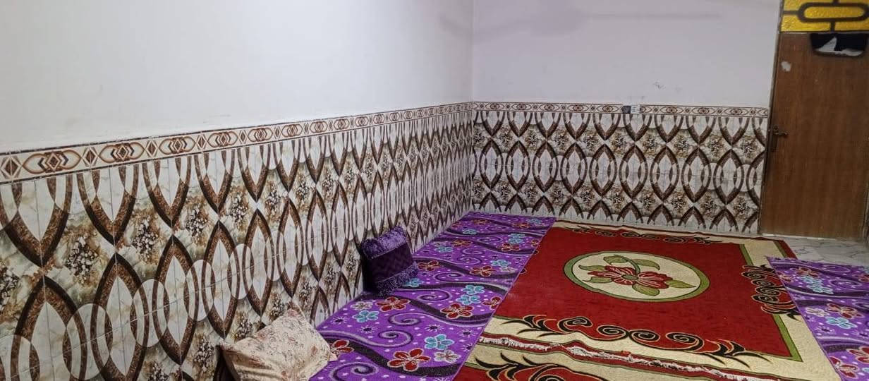 دار للبيع مساحه 300م حي الحكيم نزلت بيت زرزور ثاني بيت بالشارع شارع 10م يتكون من غرفتين وهول ومطبخ واستقبال وصحيات داخليه وخارجيه وكراج وحديقه طابو زراعي 25 مرقم من قبل البلديه السعر 56وقابل لتفاوض للاستفسار الاتصال اومراسلة الصفحه.        البناء بلوك والسكف صب
***********
***********
