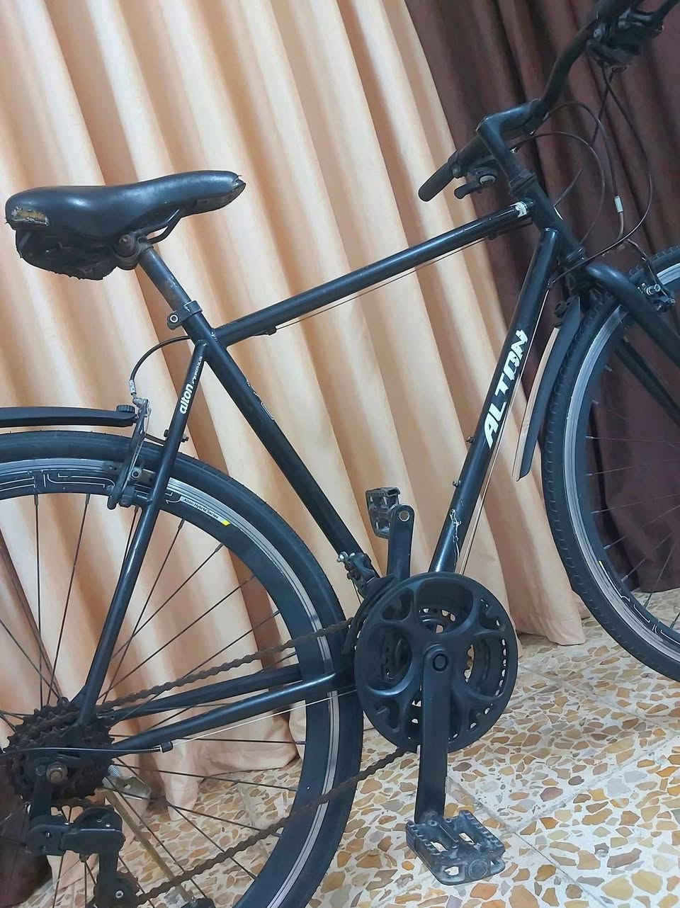 دراجة نوع 700c ماركة ALTON ياباني نظافة 95/%

السعر 100الف وبي مجال 

((العنوان/بغداد/البلديات)) رقم الهاتف ***********
