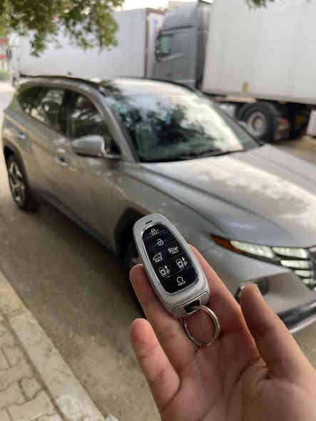 السلام عليكم 
توسان ٢٠٢٣
فول مواصفات
بنوراما
توقف ذاتي 
ستيرن وكشنات تدفئة وتبريد 
٤كامرات 
باب كهرباء 
مسير ذاتي 
وبعد بيها هواي مواصفات
حادثها فقط صبغ  مكان الحرق 
دون ضربه حرق بسيط فقط
 كما موضح في الصور 
ماشيه ١٢ الف 
مكان/بغداد الجديده 
السعر /٢٠٥$
للاستفسار/***********
