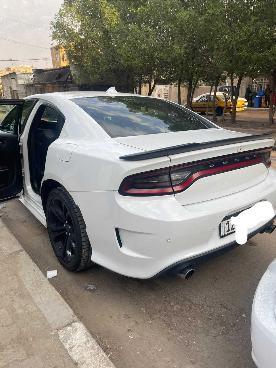 دوج جارجر موديل 20 محرك 6 سلندر ماشية 51 الف جديدة السيارة مبدلة بيهة بابتين فقط بدون صبغهن السيارة نضيفة جداً فول مواصفات عدا الرادار السيارة تو ويل مكانهة بغداد الحرية معروضة ب260$ وبيهة مجال حك الجية للتواصل ***********
