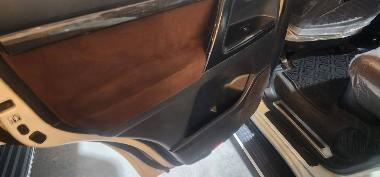 سياره لاندكروز بريم بحرينيه داخل المركبه قرميدي بغداد موديل 2020ماشيه ٧٤كيلو متر ابيض سبير مانازل بغداد  جديده كفاله عامه من الصبق السعر ٥٥$ للاتصال مروس او بيع حسب قناعه ورى***********و***********
