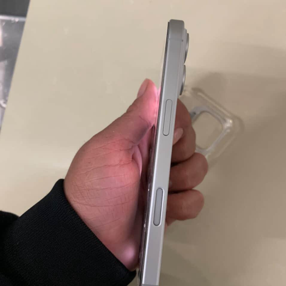 آيفون 17العادي ذاكرة 256 جيجابايت بطاريه 100 كارتونه وياه بس كيبل نقص هديه كفر ولزكه 2تضليل شخط ما بي ولا مفتوح جديد ضمان موجود رقم *********** اتصال سعر ⚠️⚠️
