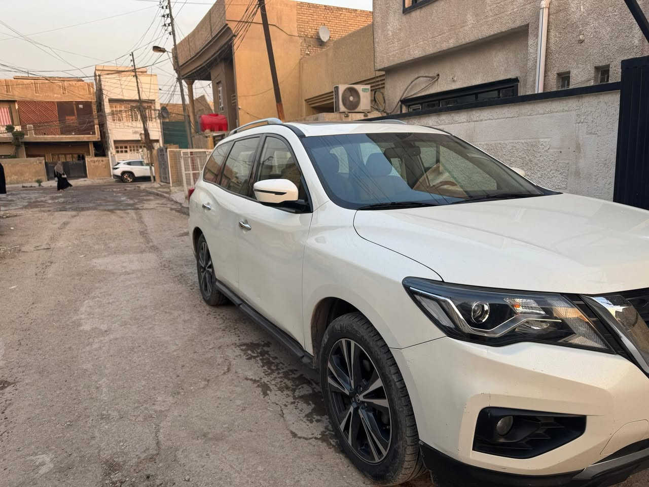 السلام عليكم 
اخوان عندي باثفيندر موديل ٢٠٢٠ السيارة خليجية وماشية ٥٥ الف كيلو تخم تاير نضيف صدر جديد بانوراما كشنات كهرباء داخل جلد السيارة بيها باب خلفي ايمن مبدل وباب امامي ايمن بس صبغ بيها ملاحظات بسيطة بالكشر اكرر السيارة خليجية وعلى أيدي  من هي زيرو ورقم بغداد مرتب تخم ويل كب السيارة سعرها ١٧٥٠٠ يعني ١٧٥ ورقةومكانها بغداد الجديدة او الكرادة رقم الهاتف ***********
