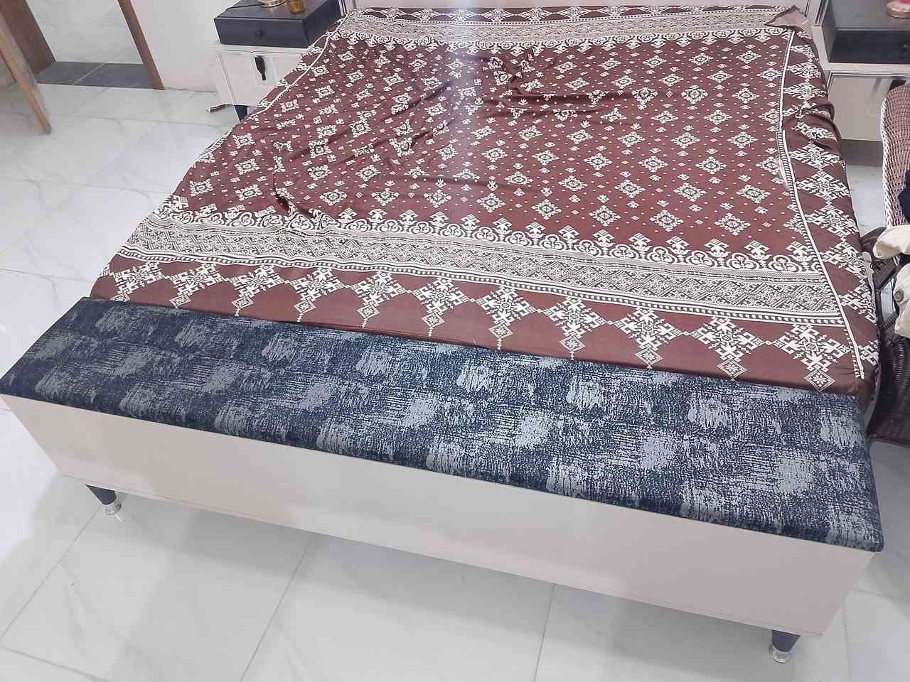 *********** واتساب 
غرفة تركي اصلي 
9 قطع 
مستعمله صار 4اشهر اخت الجديده 
السعر 850الف
مكاني بغداد قرب الرستميه
