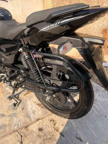 السلام عليكم
بولسر 150 
موديل 2023
ماشية 6900
اوراق اصولي كاملة مكملة تاخذها بوجهك ترقم 
مابيها أي نقص فقط شخوط بسيطة بالصالنصة 
محرك كهربائيات نهائيا ممفتوحة 
السعر 2200000
للتفاهم 
***********
