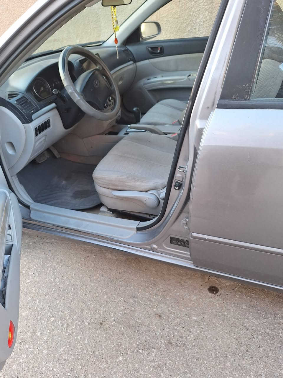 سلام عليكم سوناته موديل ٢٠٠٦ رقم قادسيه سنويه ماصاقطه مكينه٢٤٠٠ خليجي تخم تاير باتري جديد مكينه وكير جدد كفاله عده جوملغ خلفي بدون دواخل السعر ٩٣  وبيه حك الجيه موجوده بلنجف *********** واتساب
