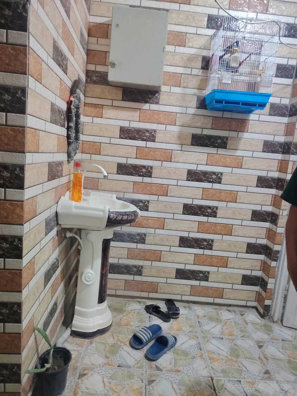 دار للبيع المساحه 95 متر بناء جديد عالي عن الشارع
النجف الاشرف حي الرحمه شارع 20 قطاع السادس
يحتوي على غرفه صاله ومطبخ واستقبال
اي استفسار مراجعه مكتب سور النجف
*********** واتساب
***********
