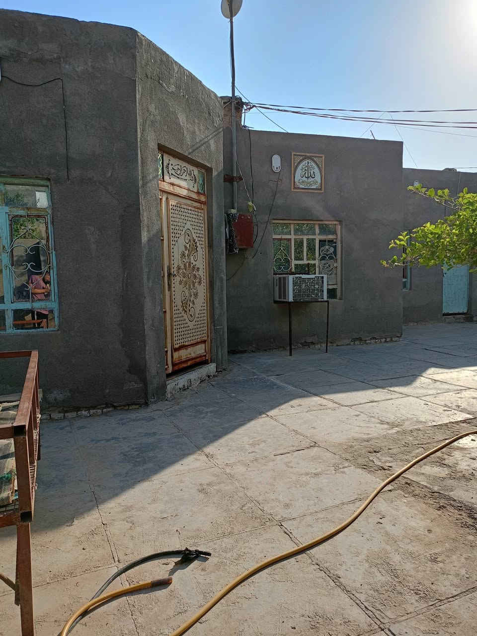السلام عليكم بيت للبيع المساحه 320 يتكون من ديوانيه 6م  +صاله 7م + غرفتين  م 5ونص +مطبخ الموقع شارع الزبيديه بالقرب من سيطره الزبيديه  يبعد عن  الشارع العام  150 متر للاستفسار الاتصال على الرقم ***********
