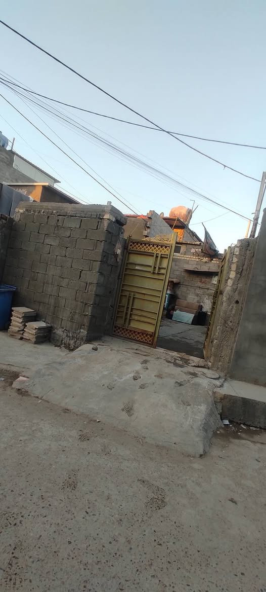 سلام عليكم توفر عندي بيت مساحه البيت 100متر طابق واحد جبها 5 نزال 20 البيت زراعي واقع حال مكاتبه فقط بيت بناء حديث بيت كامل فقط استقبال ماكامله موقع البيت البلديات الضباط خلف الصحفيين قرب مدرسه زين القوس قرب منطقة حي الامير منطقه كامله كل الخدمات مي مجاري كهرباء تبليط الاستسفار اكثر ***********سعر البيت 62بي مجال رد واتساب ماسنجر
