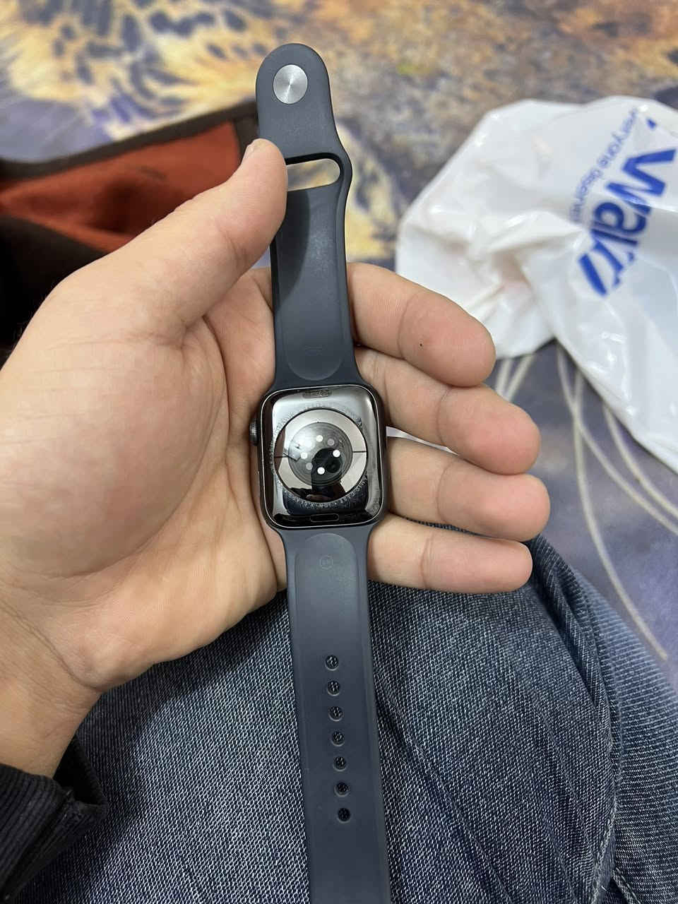 السلام عليكم للبيع ساعة ابل واج الجيل السادس نضيفة الساعه مكاني بغداد الكرخ للاتصال على الرقم ***********
