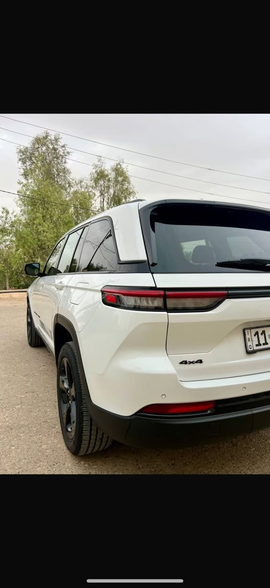 جيب 5 راكب 
الموديل : 2023 . (وارد امريكي) . 
المحرك : (3600)v6.
العداد : .(22000 m. )
رقم بغداد الجديد بأسمي تحويل ثاني يوم.
* رادار امامي مع مانع تصادم.
*مانع تصادم خلفي.
* شاحن موبايل وايرلس. 
* فتحة سقف
* دفع رباعي
* شاشه مع كامرة 
* نظام الخرائط (GPS).
* كير شفتات بالستيرن. 
* المصابيح الأمامية LED. 
*المصابيح الخلفيه LED.
* المقعد الأمامي للسائق كهرباء.
* حساسات خلفهية. 
* بلوتوث تلفون. 
* محدد سرعة. 
ضرر السيارة:نص بنيد صبغ معدل ع گد الضربة ومصبوغ والدعامية الامامية مالتها الأصلية مامبدلة وصور الحادث مرفقة في المنشور بدون ي ايرباك بدون ي دواخل.
باقي السيارة كفالة عامة ويوجد سونار.

وبيها مجال بسيط للشراي
للاستفسار الاتصال ع الرقم:***********
