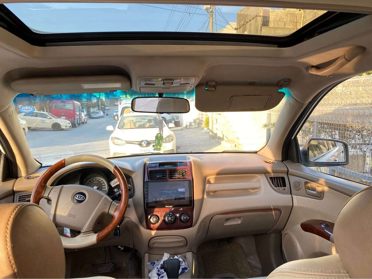 KIA Sportage 2010
فول مواسەفات ( سڵایت ، ABS ،دەبڵ گێڕ تۆماتیک و عادی ،جام کارەبا، ئاوێنە کارەبا ، شاشە و کامێرای دواوە ،ناو زەردی شەریکە بێ بۆیاخ بێ سارد ، سەنەوی تا ٢٠٢٩ تازەیە،   گێڕ و مەکینە بە شەرت ،٤ تایەی تازەی لەژێرە ***********
سعرى و مەجال 125$ السليمانية, العراق
