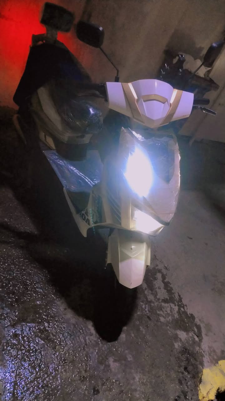 سلام عليكم
دراجة سكنس موديل 2025 مستخدمة 6اشهر  

6 بطاريات حجم كبير  سرعه حقيقي 80 ثلاث سرعات  تشغيل سويج و بصمه  ملف 2000  سعر 600 الف الابيض خاص او واتساب ***********
