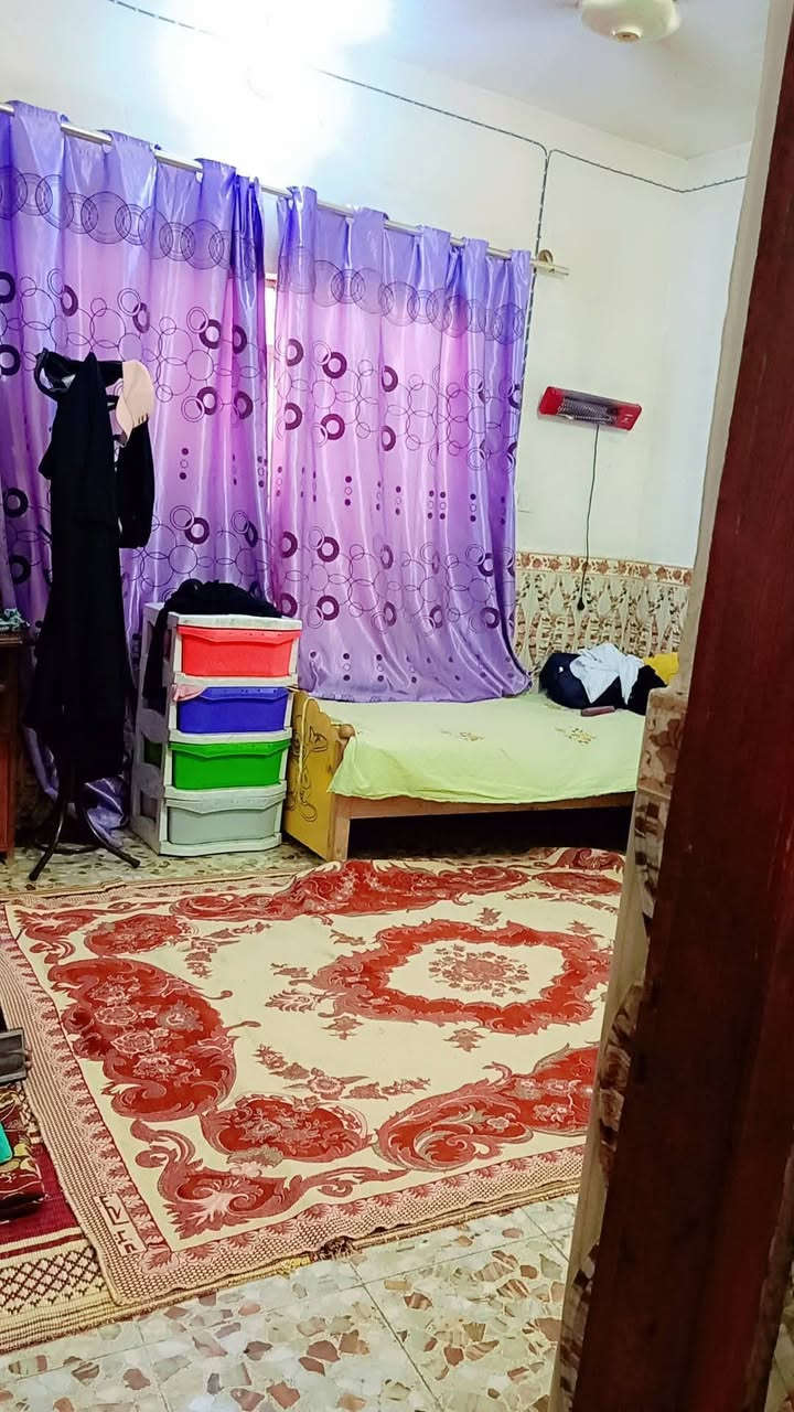 بيت للبيع مساحه ١٤٠ متر بناء جديد طابقين الطابق الأول غرفه نوم وصاله واستقبال ومطبخ وصحيات داخليه وخارجية الطابق الثاني يحتوي على غرفتين نوم وصحيات الموقع طوريج شارع الهنداوي قرب أسواق بسم الله قريب من الشارع العام لأستفسار الاتصال على الرقم ***********
