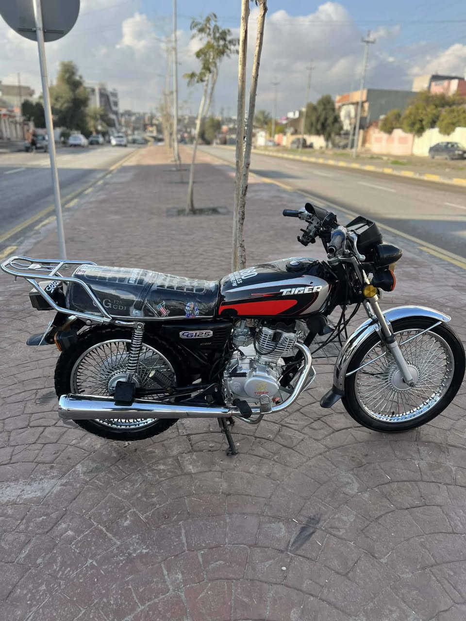 تايكر 2019مرقم بسمي  رقم وسنويا لوحات نكليزي ماطور كامل ربع ما تصرف علي اشاير لايت بك لايت كلو شغل شراي تعال خاص او اتصل على الرقم ***********السعر 1700وبي مجال
