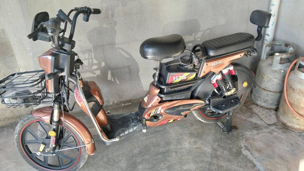 دراجة شحن خمس بطاريات كله شغال نظيف معها رومونت 2 وكارت بصمة2 واربع سويجات وشاحنة السعر 275 بي مجال الموبايل *********** كركوك
