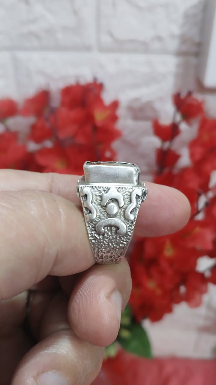 اللهم صل على محمد وآل محمد
خاتم متوج بحجر رضوي نيشابوري((مصور رجل واقف)) بصياغه يدوية جميلة وثقيلة للبيع مكاني بغداد


**إذا كنت صاحب هذا الإعلان وتريد حذفه لأي سبب، رجاءا أرسل رسالة إلى الدعم الفني**