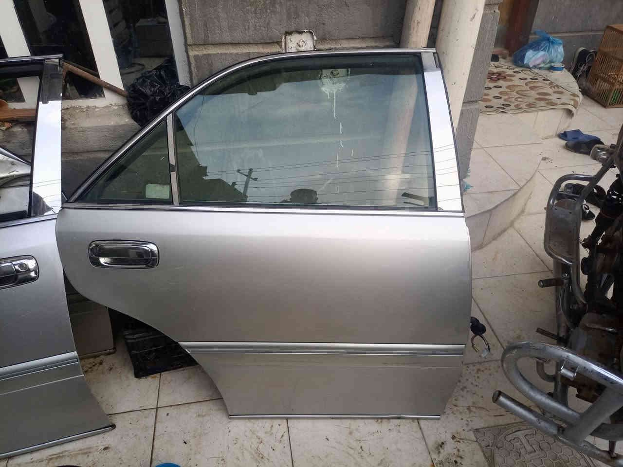 السلام عليكم بوب عدد 3  ملكه كرستال مقفلات منزوعان من سياره 
مكان شطره الشراي يتصل انه مكلف بنشر ***********
