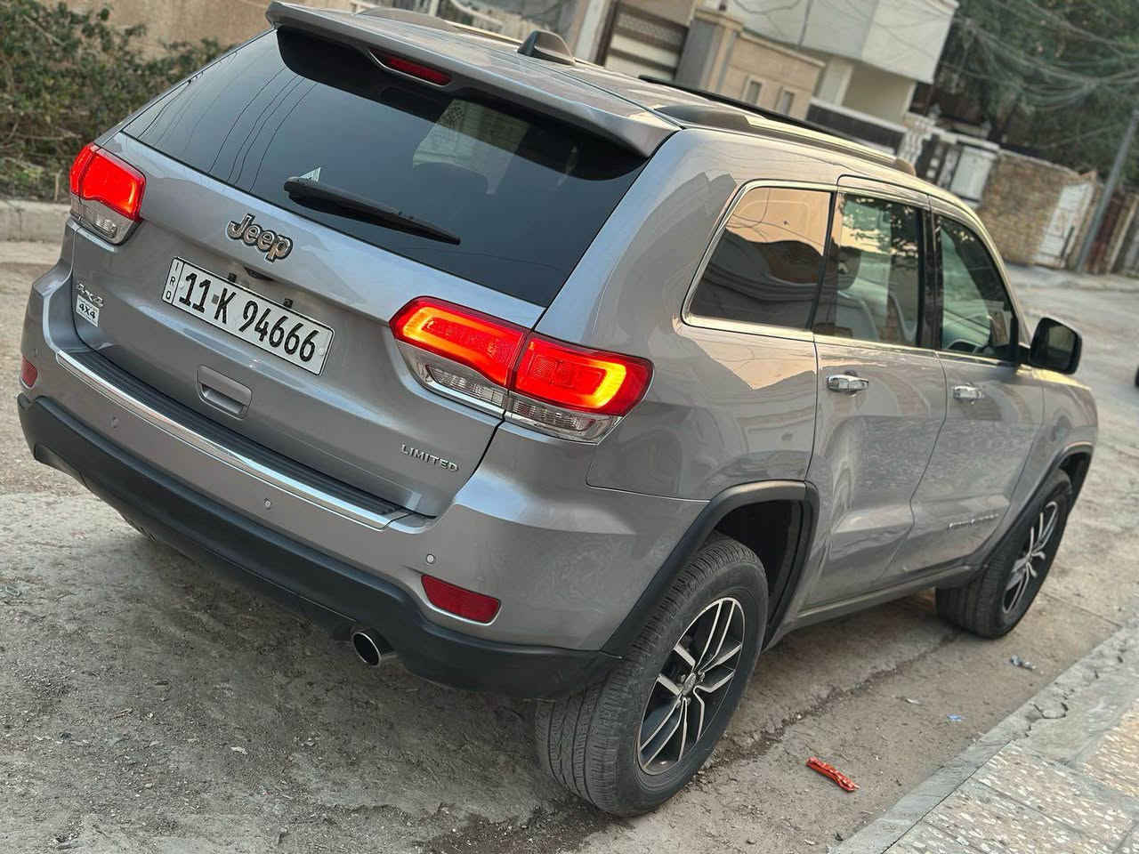 جيب كراند شيروكي لميتد 2018 للبيع
فور ويل
الحادث موضح بالصور بيها جاملغ مبدل ومصبوغ والثاني مصلح ومصبوغ وبيها صبغ بالباب خلف الراكب السياره بدون ايرباك 
تخم تاير جديد صدر جديد السياره مناقصها شي 
للاستفسار الاتصال على الرقم *********** بغداد, العراق
