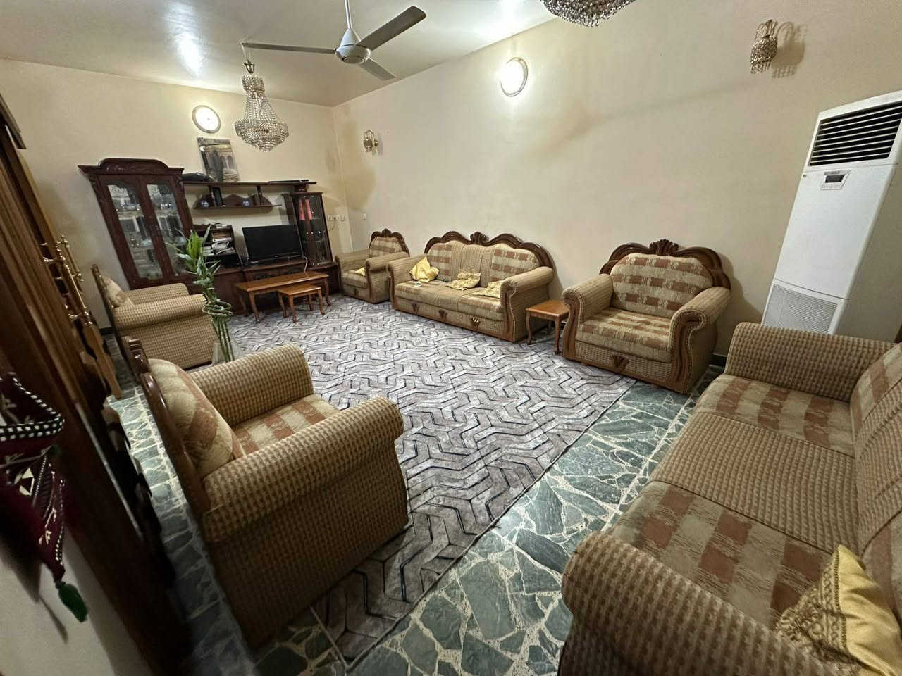 تخم عشره مقعد وثريات بر ٤٥٠ وبيهن مجال وباسكل ٢٠  يباني سعره ٣٠ خلف الكراج الموحد الاتصال على الرقم ***********
