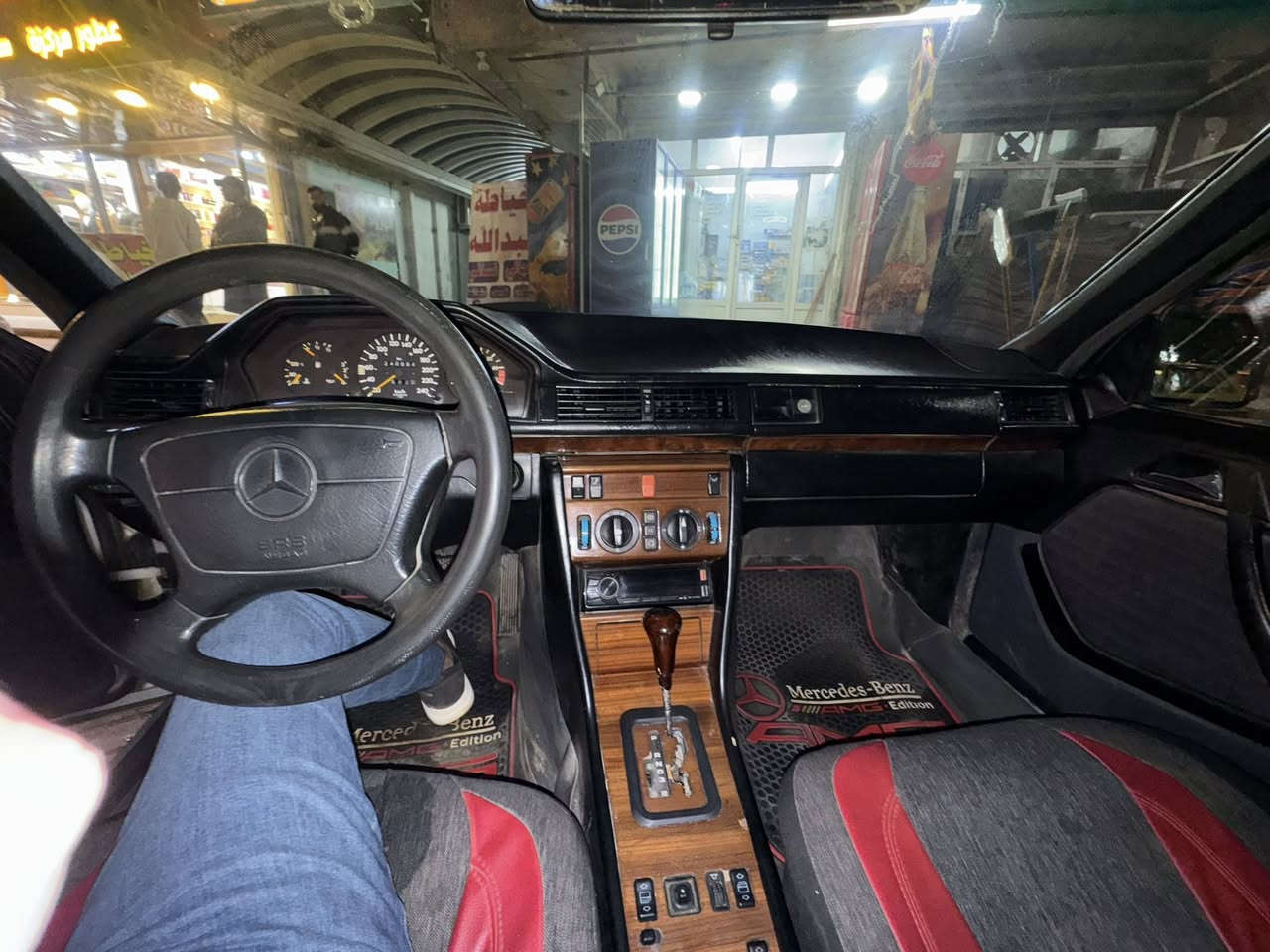 السلام عليكم
مارسدس دب موديل ١٩٩٠
كير ومحرك بلاد مكفول ٣٠٠ 
منظومة تبريد كاملة مكملة ثلج 
داخل كلش حلو ونظيف 
تخم تاير جديد 
باتري جديد 
صدر كلش نظيف 
بدون حادث فقط طخة صغيرة ب الجاملغ الخلفي 
بدون صبغ بس جاردة 
السعر ٦٨ وبيهة مجال بسيط
***********
