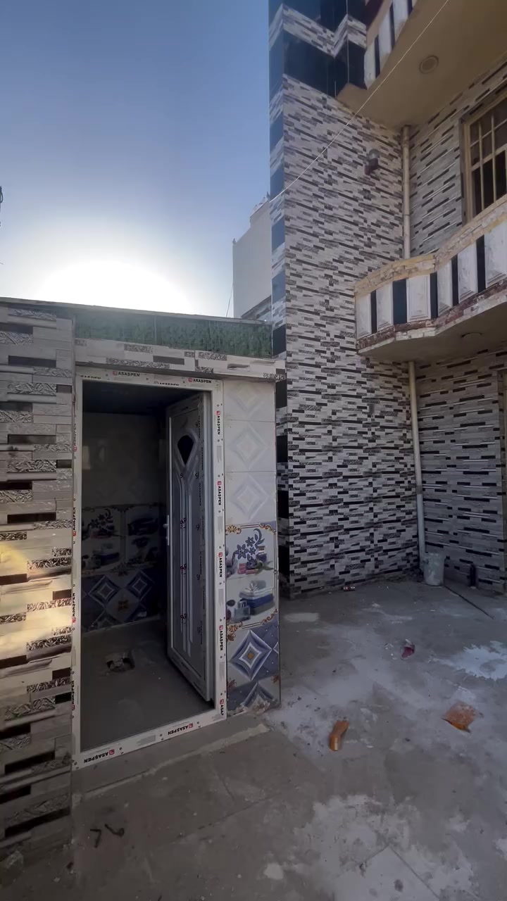 السلام عليكم 
بيت 100 متر للايجار منطقة التراث تقاطع الربيعي الي يصير بعد مدخل الري سادس فرع على ايدك اليسرى قرب افران المنتظر 
اني مو من المنطقة لذلك اعذروني مااندل بيها هواي 
البيت متكون من صالة وهول ومطبخ بالاول وحمامات خارجية وداخلية وغرفتين في الطابق الثاني البيت سويت السطح مالته وايضا صبغ وتغيير ابواب الحمامات وكما موضح بالصور والفديو والبيت بالفديو وصخ لان العمال هسه طالعين منه مجرد تنظيف 
ملاحظة الطابق الثاني بس بي غرفة يحتاجلها قطع واني اكملها يعني ويحتاج يدات مال شبابيك وكم جامة بيها كسر يتم اكملها واستقطاعهن من الايجار ماكو اي مشكلة 
الاتصال على الرقم ***********
