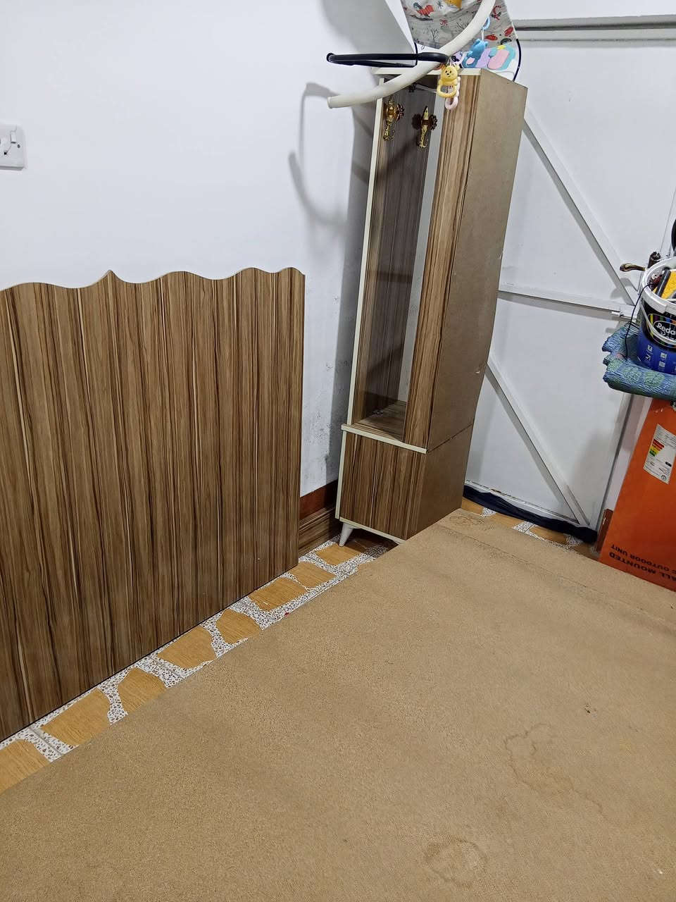 غرفه نوم تتكون  من سيسم +كومنديات الي ينحطن طارف السيسم أو +زاويه  سعرهن 160 رقم الهاتف ***********
