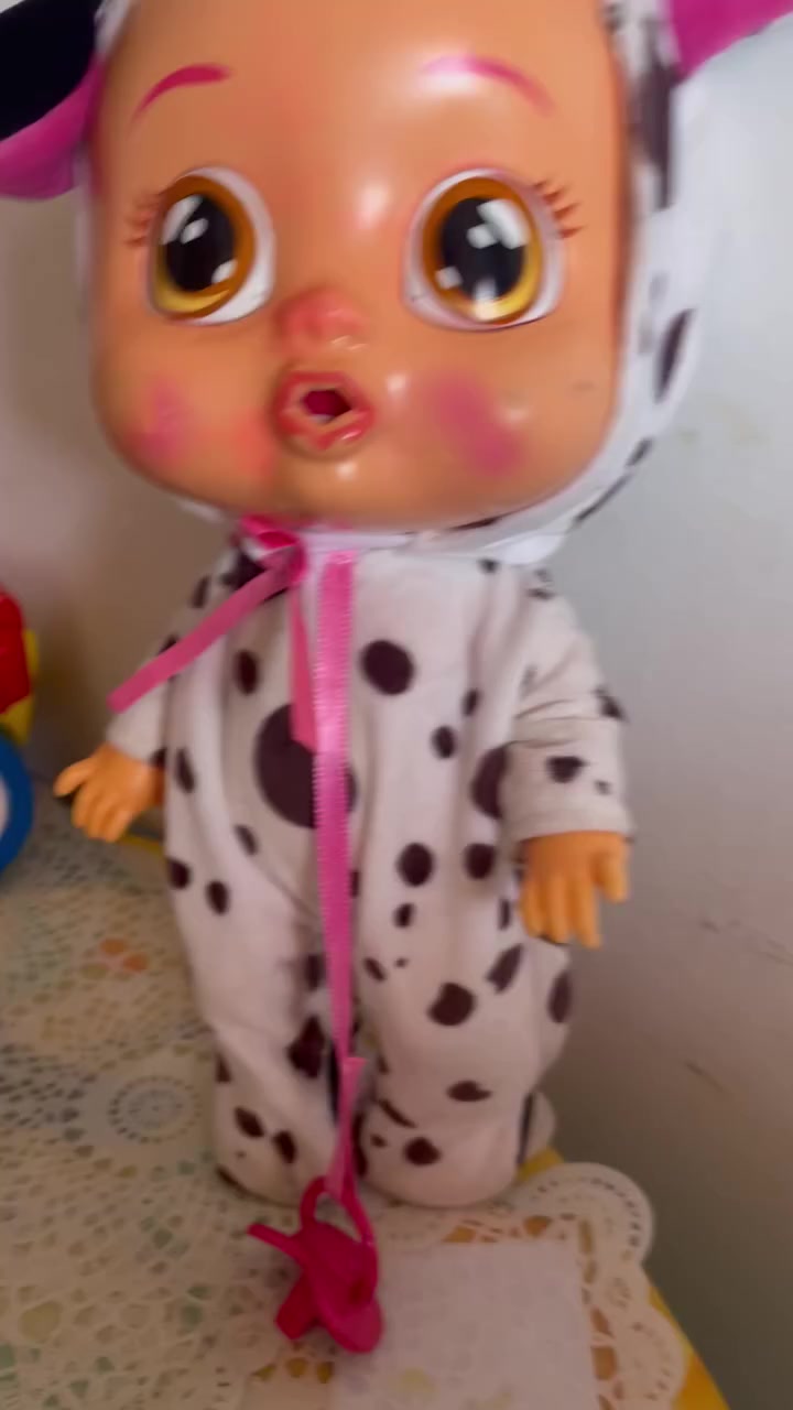 Elle pleure de vraies larmes lorsqu'on lui retire sa tétine et émet des sons de pleurs.


**إذا كنت صاحب هذا الإعلان وتريد حذفه لأي سبب، رجاءا أرسل رسالة إلى الدعم الفني**