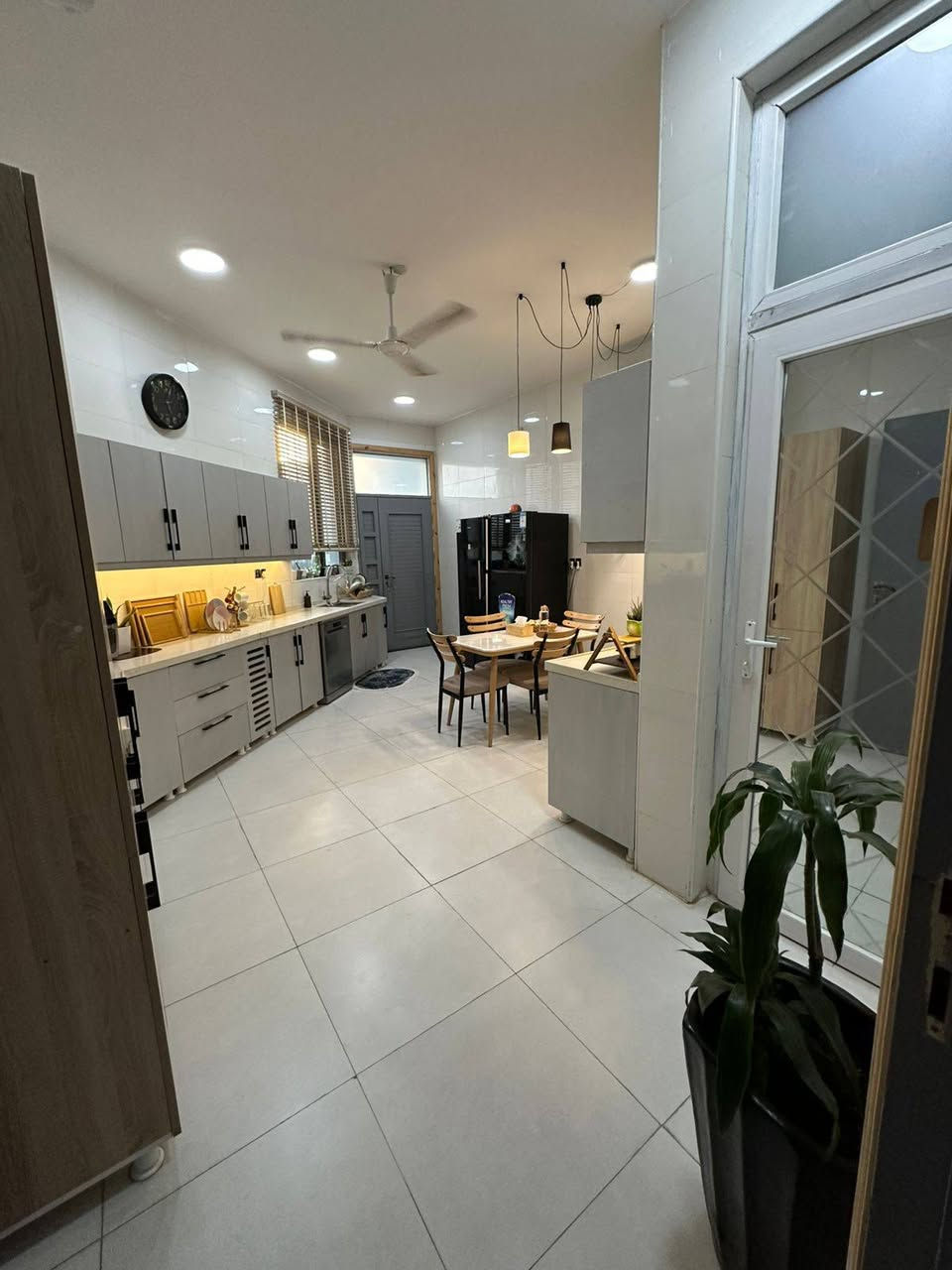 دار للبيع 250متر 
بابل حي الجزائر خلف مستشفى الحياه 
طابو زراعي سند 25 
طابقين 
يحتوي الطابق الاول  
غرف نوم عدد 1
استقبال 
هول 
مطبخ +مجموعه صحيه معزوله 
****الطابق الثاني 
غرف نوم عدد 3 (سويت )
هول 
مجموعه صحيه 
كراج +حديقه كبيره 
عرض الشارع 10م 
بناء عام 2024
السعر ٢٧٠ مليون قابل للتفاوض 
للاستفسار الاتصال 
***********
***********
مكتب عقارات أبراج بابل 
عنوان المكتب بابل حي الجزائر مقابل الجسر الدولي
