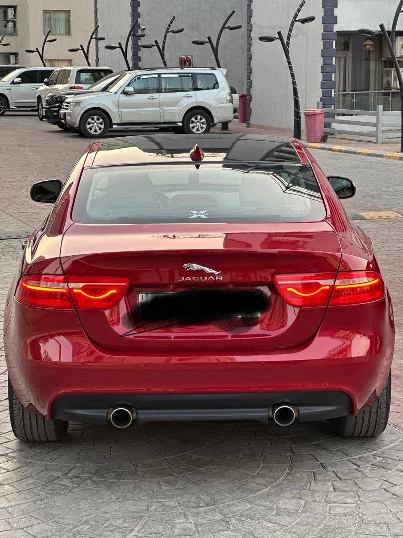 جاكوار 2018 فول مواصفات 
Xe
بانورما تحكمات 
كير ماوس 
شاشه لمس 
كرسي كهرباء 
فول الفول 
محرك 2000
ماشيه 52 
حادثها  فقط بنيد تبديل والجاملغ صبغ 
سياره نصبتها حلوه 
ناقصها فقط طبله 
مراوس حسب القناعه 
السعر 128 بيها مجال بسيط 
المكان زيونه 
***********
