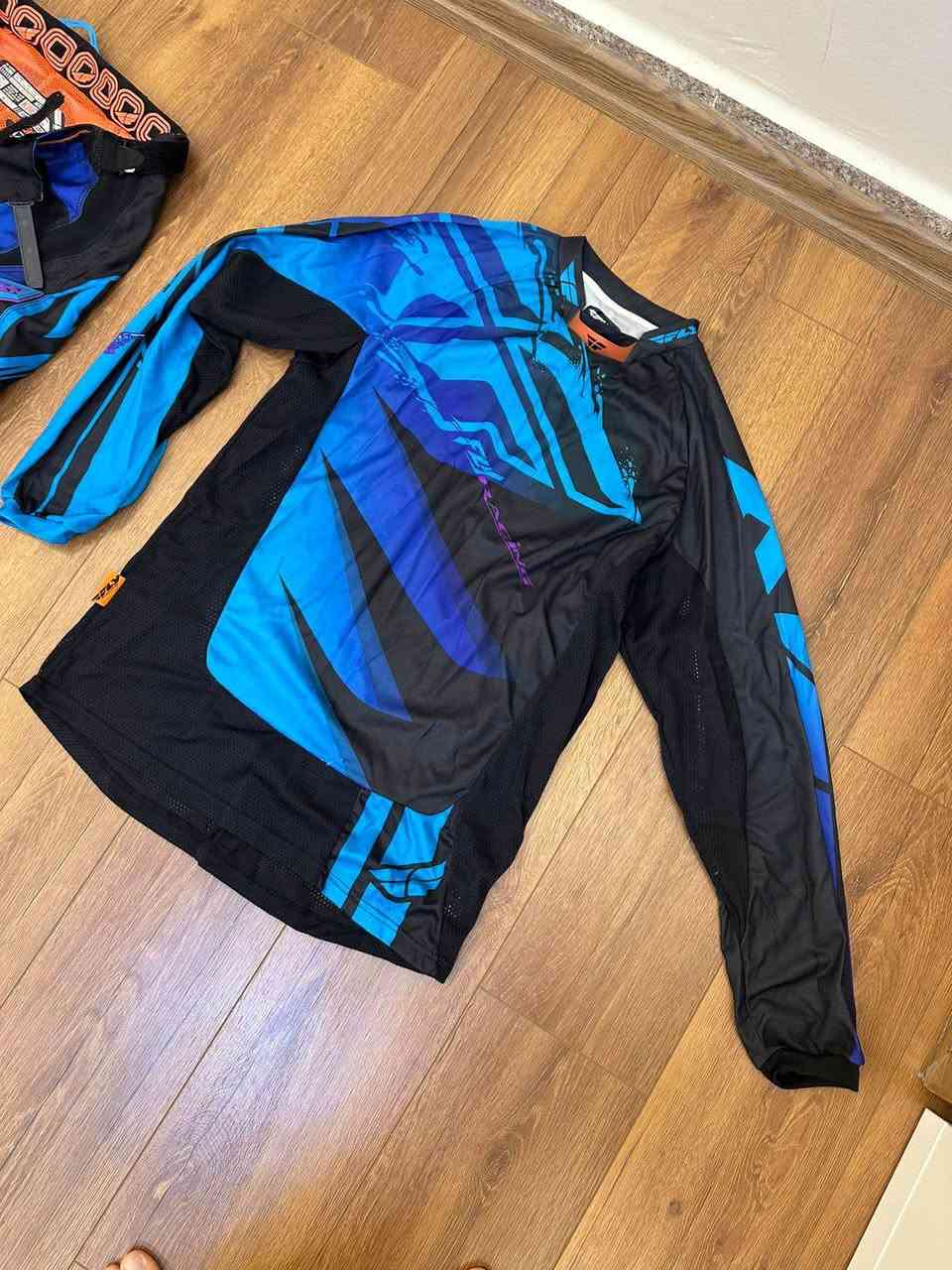 للبيع
سيت ملابس من fly racing براند امريكي

البدي قياس M 
السعر 100$

...........
الخوذة قياس 
ABS Plastic
57-58 cm
السعر 150$
...........

البنطرون 
قياس 30
السعر 220$
المكان اربيل أربيل, العراق


**إذا كنت صاحب هذا الإعلان وتريد حذفه لأي سبب، رجاءا أرسل رسالة إلى الدعم الفني**