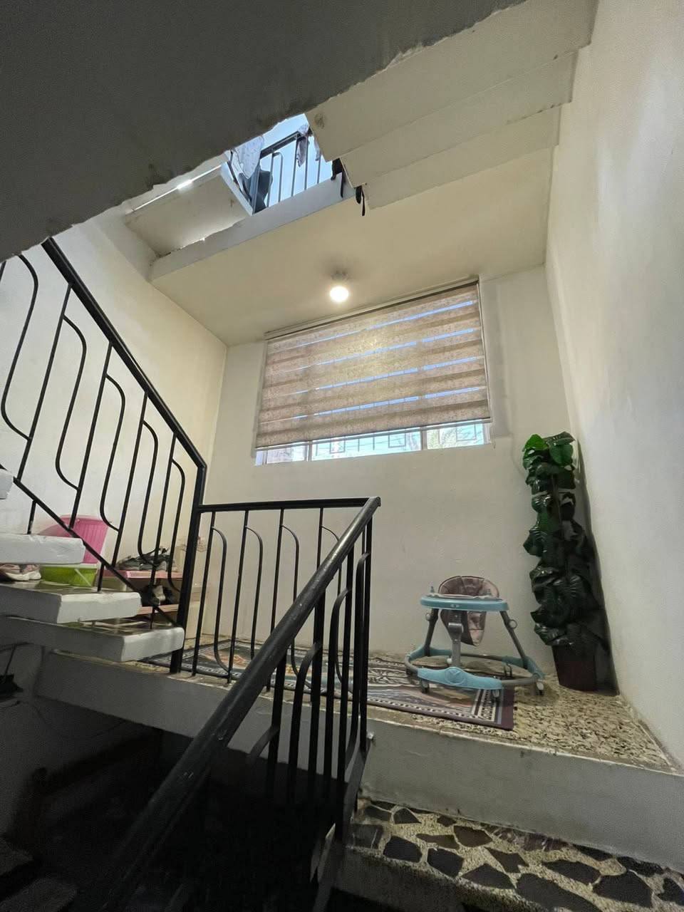 دار للبيع مساحه ٨٠م ركن الشعب حي التجار يتكون من ثلاث غرف نوم واستقبال ومطبخ تواليت خارجية ومنور داير البيت غرفتين نوم سويت للاستفسار واتساب ***********
