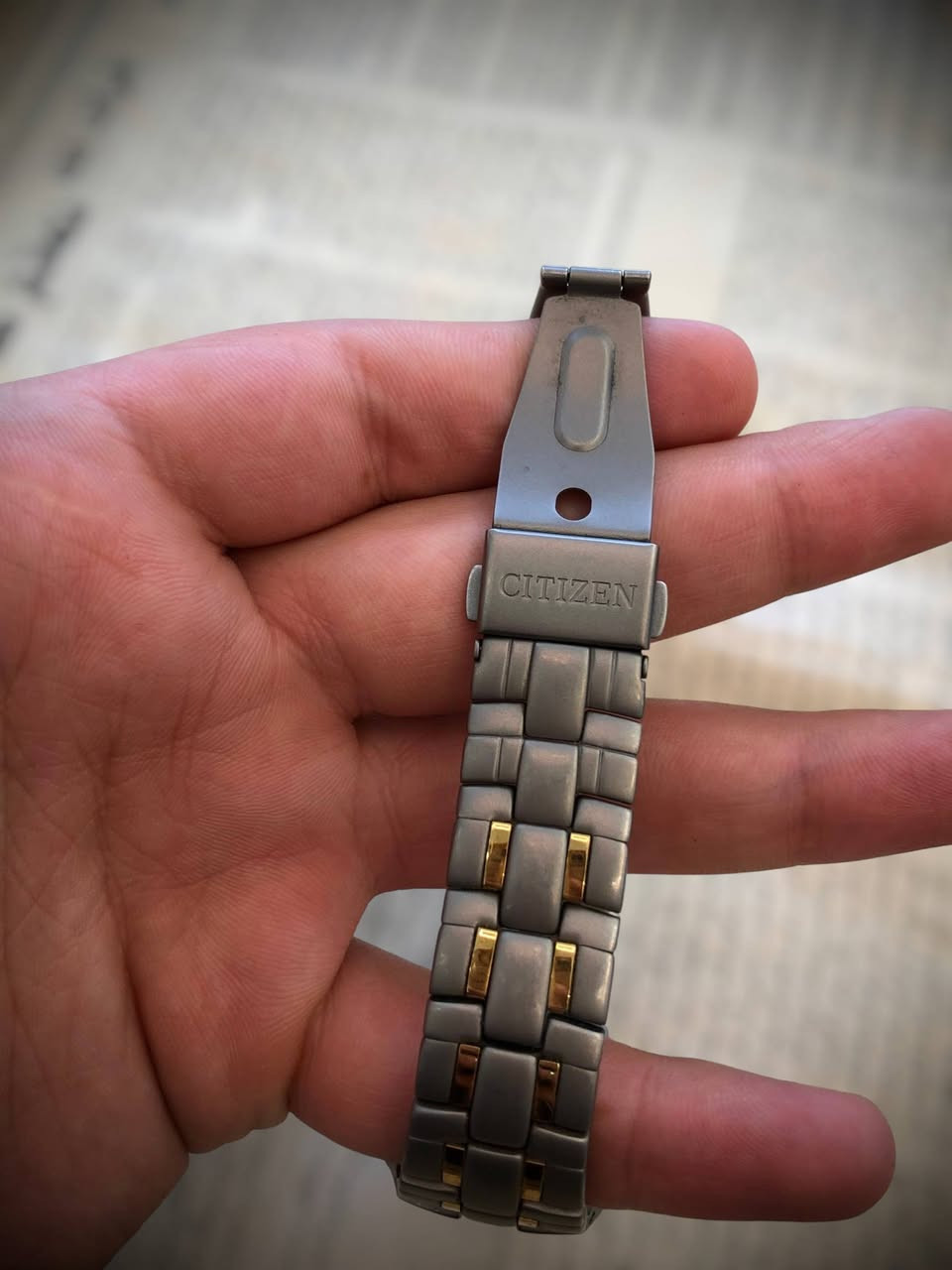 ساعة ستزن اصلي نظام كوارتز
مينة مميزة / مصنوعة من التيتانيوم المطعم باللون الذهبي 
السير كامل / القفل البوك الأصلي / منفذ تأريخ يومي 
وقتها دقيق جدا جدا 
السعر 170 الف 
يتوفر توصيل لجميع المحافظات


**إذا كنت صاحب هذا الإعلان وتريد حذفه لأي سبب، رجاءا أرسل رسالة إلى الدعم الفني**