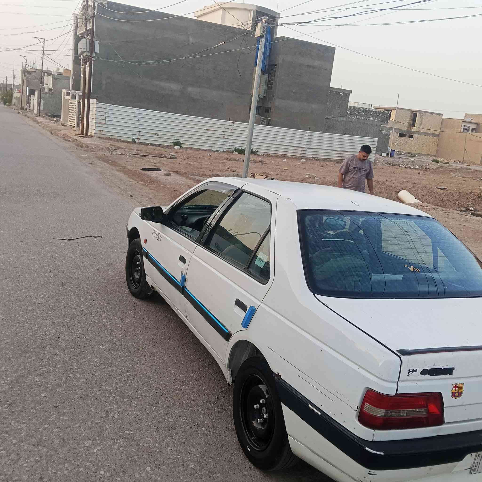 سلام عليكم بيجو للبيع موديل 12نضيفه وخير من الله تجي وتشوف بعينك عوسهه بس غاز لتبريد بيهه طخه زغير باب جهت ساق عارضهه 35 $وبيهه مجال لشراي عنوان بغدادمدينه لصدر تلفون ***********
